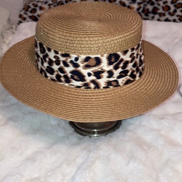 🆕️🆑️Adorable Summer Hat with Leopard embellishment. - Picture 8 of 8